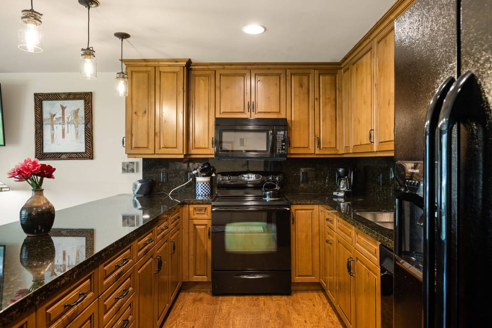 The convenient access to the mountain and a full kitchen make this a great choice for those looking to enjoy lunch at home!