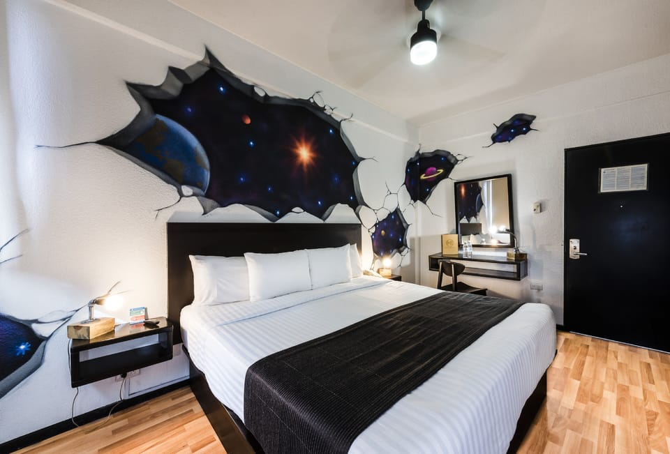 Executive Room | Hypo-allergenic bedding, down comforters, laptop workspace