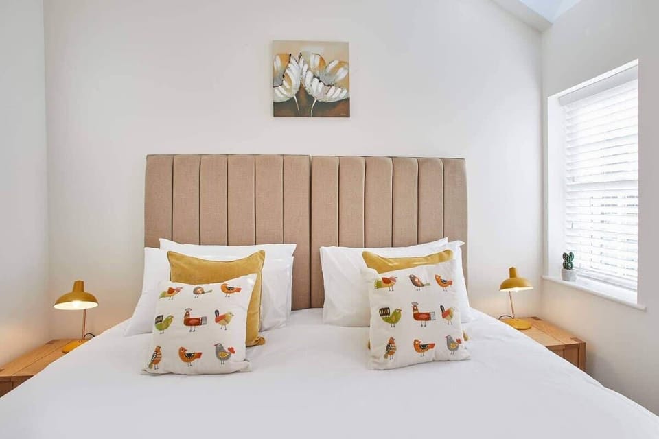 Lemonade Arch, Whitby - Host & Stay