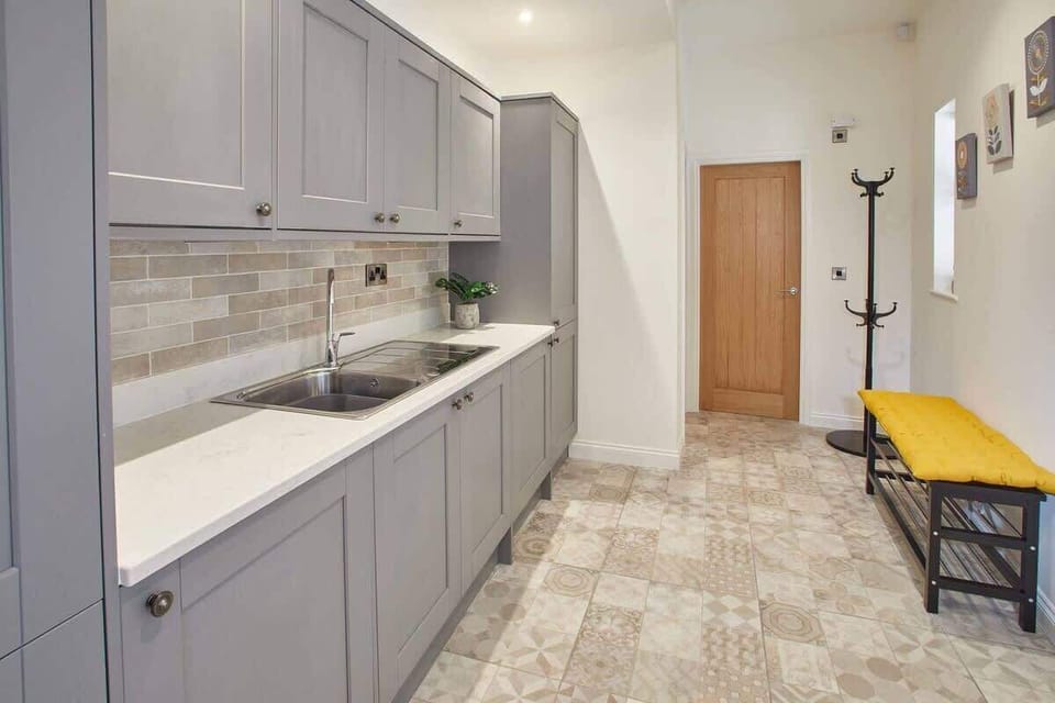 Lemonade Arch, Whitby - Host & Stay