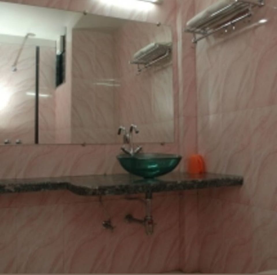 Executive Room, 1 King Bed | Bathroom | Shower, towels