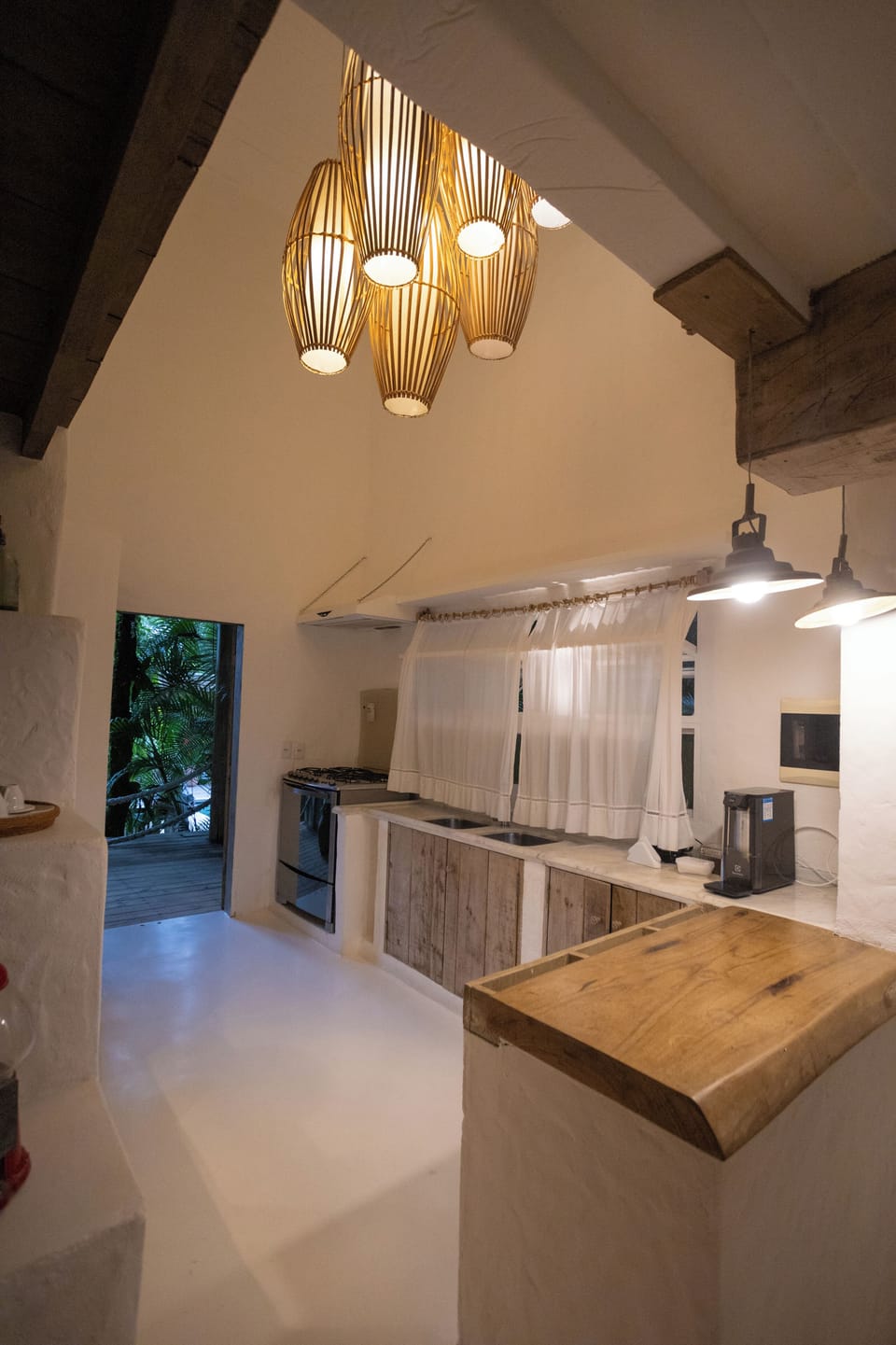 Deluxe House (Brisa) | Private kitchen | Microwave, cookware/dishes/utensils