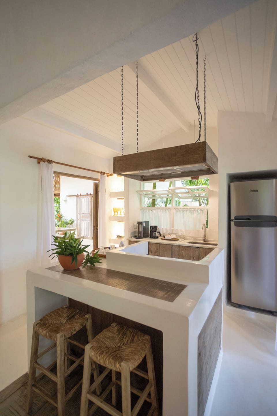Family House (Praia) | Private kitchen | Microwave, cookware/dishes/utensils