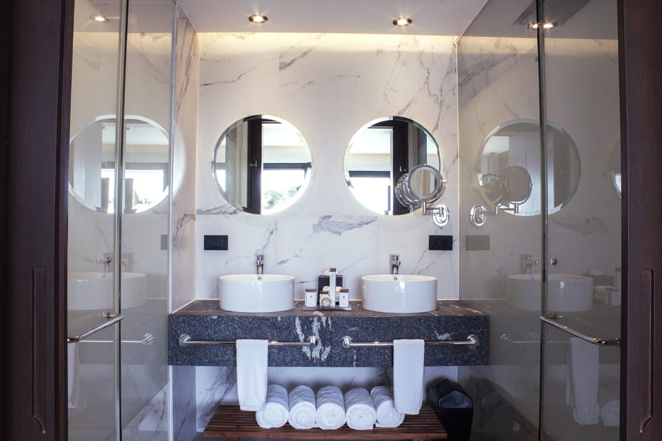 JUNIOR SUITE | Bathroom | Shower, free toiletries, hair dryer, towels