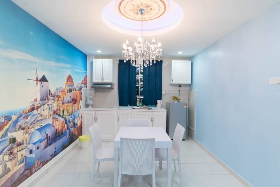 Classic House, 3 Bedrooms | Private kitchenette | Fridge, microwave, stovetop, electric kettle