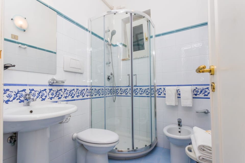 Junior Suite | Bathroom | Shower, free toiletries, hair dryer, bathrobes