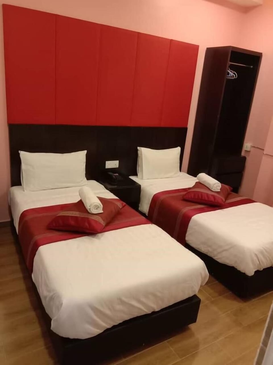 Deluxe Twin Room | Desk, blackout drapes, soundproofing, iron/ironing board (on request)
