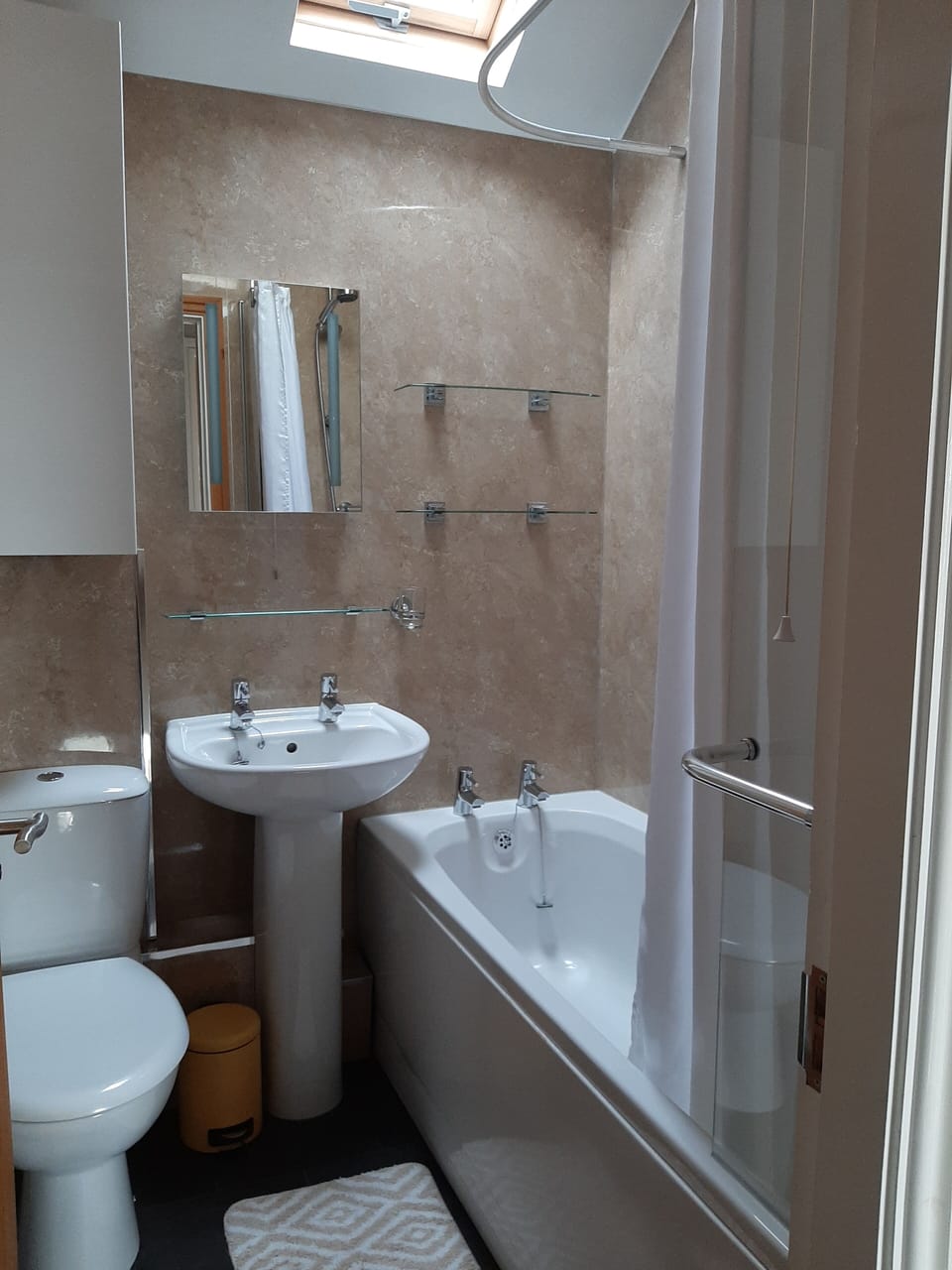 Bathroom with bath/shower
