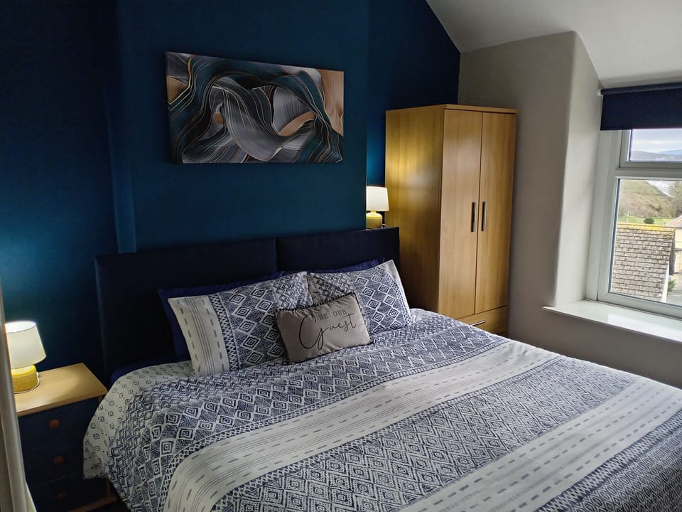 Bedroom 1: Super King or Twin