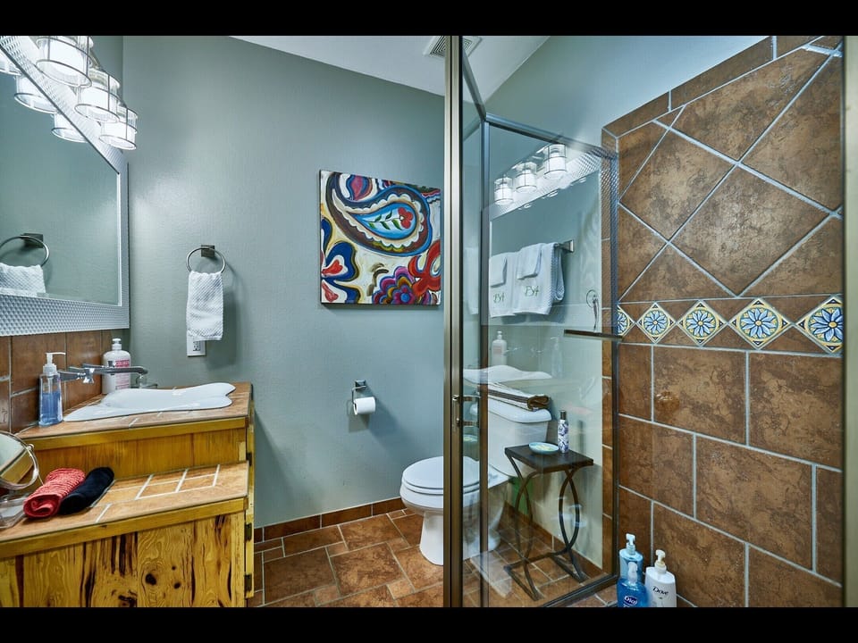 Another picture of second full bath