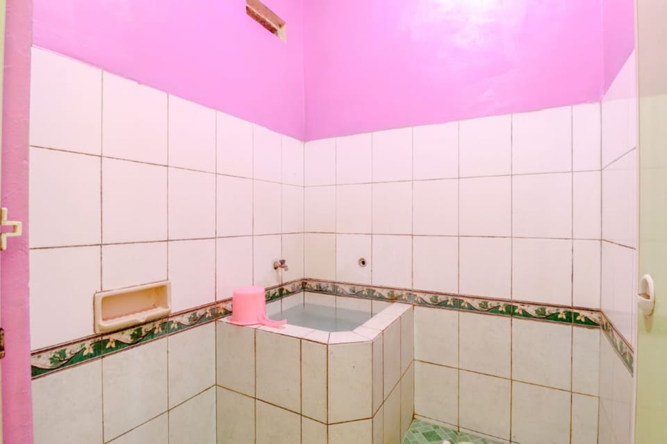 Studio | Bathroom | Shower, towels