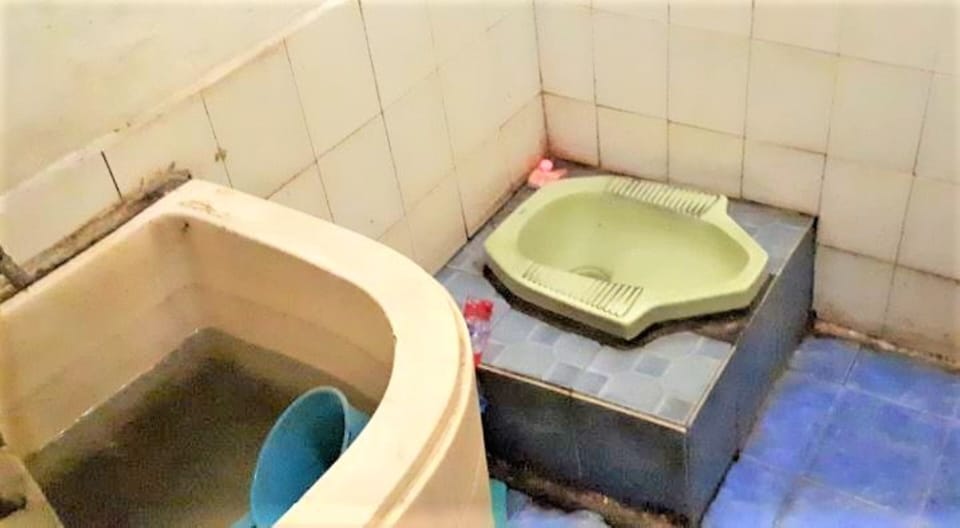 Shower, rainfall showerhead, free toiletries, towels
