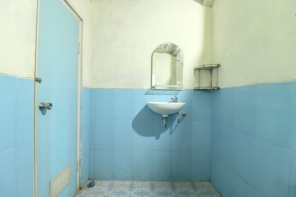 Shower, rainfall showerhead, free toiletries, towels
