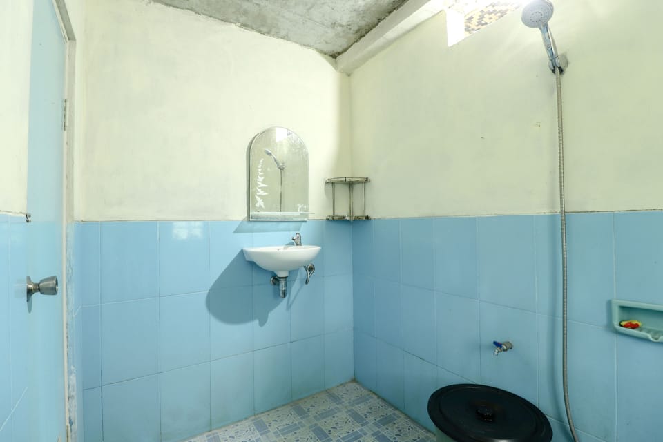 Shower, rainfall showerhead, free toiletries, towels