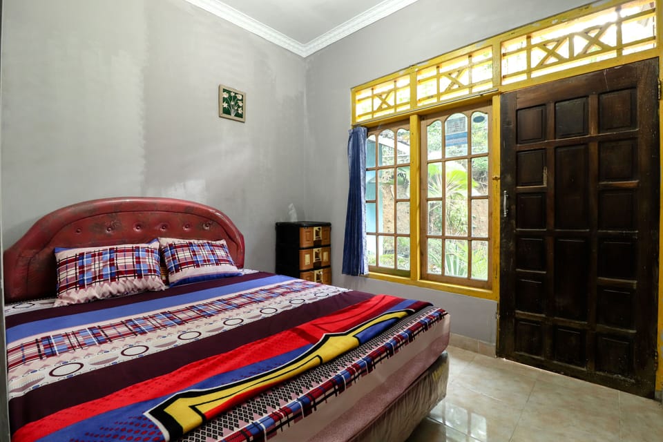 Desk, bed sheets