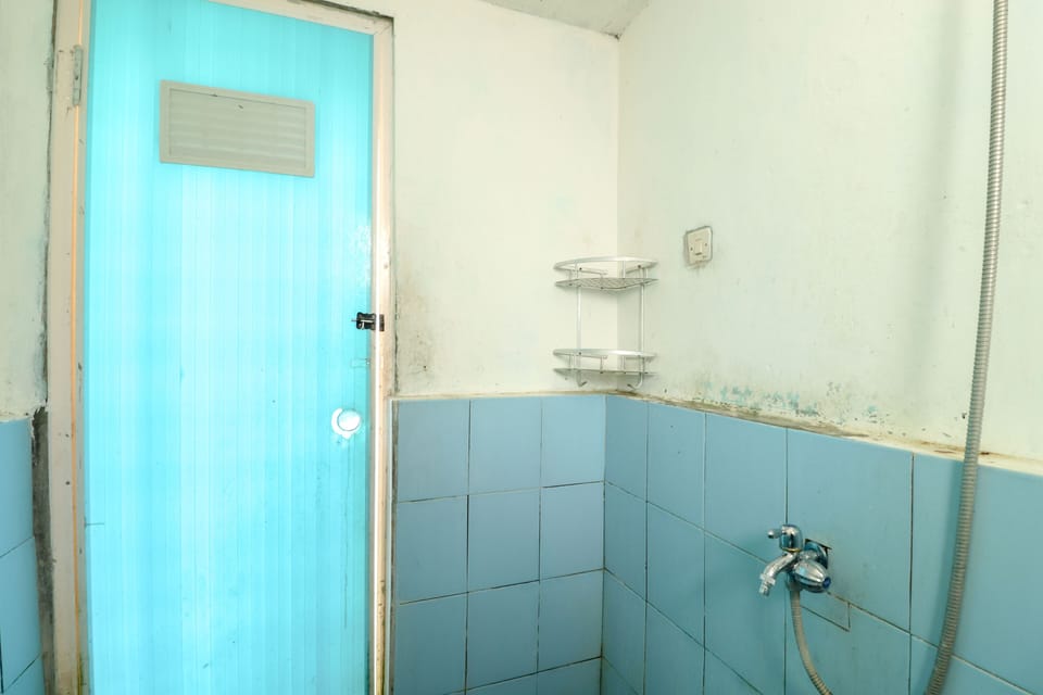Shower, rainfall showerhead, free toiletries, towels