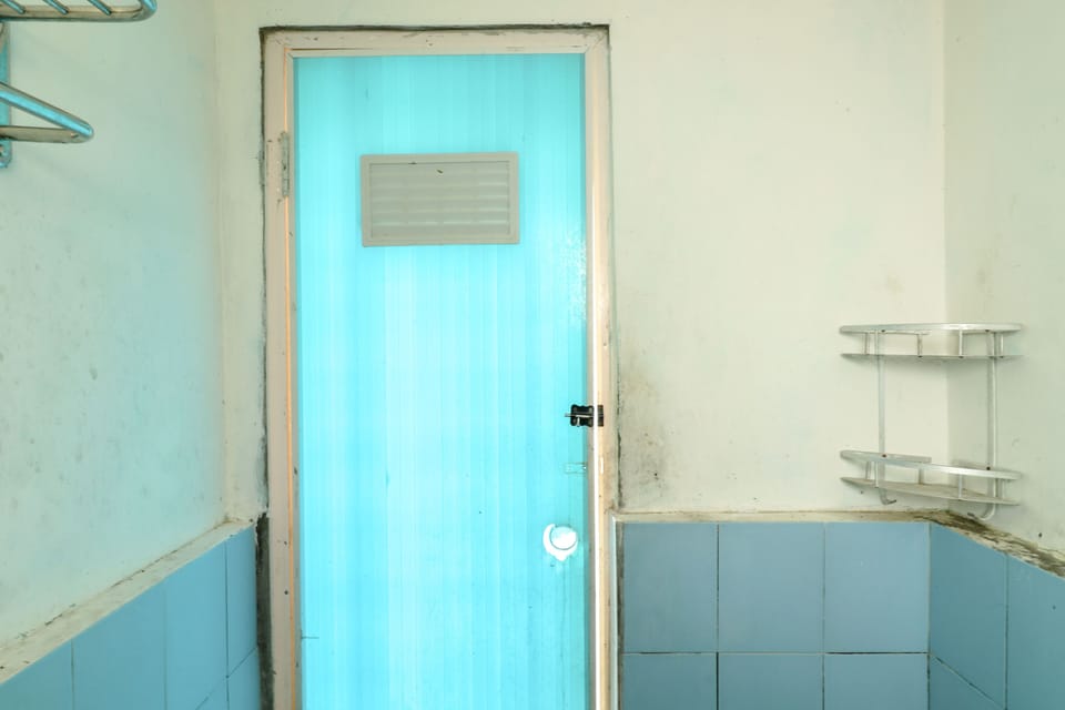 Shower, rainfall showerhead, free toiletries, towels