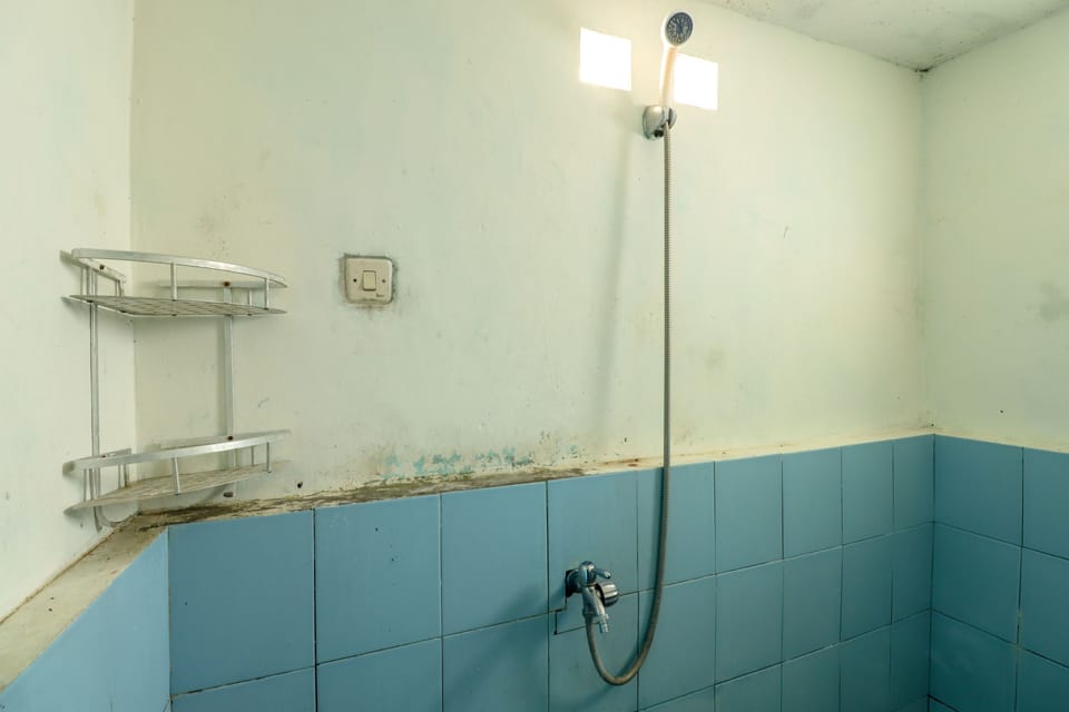 Shower, rainfall showerhead, free toiletries, towels