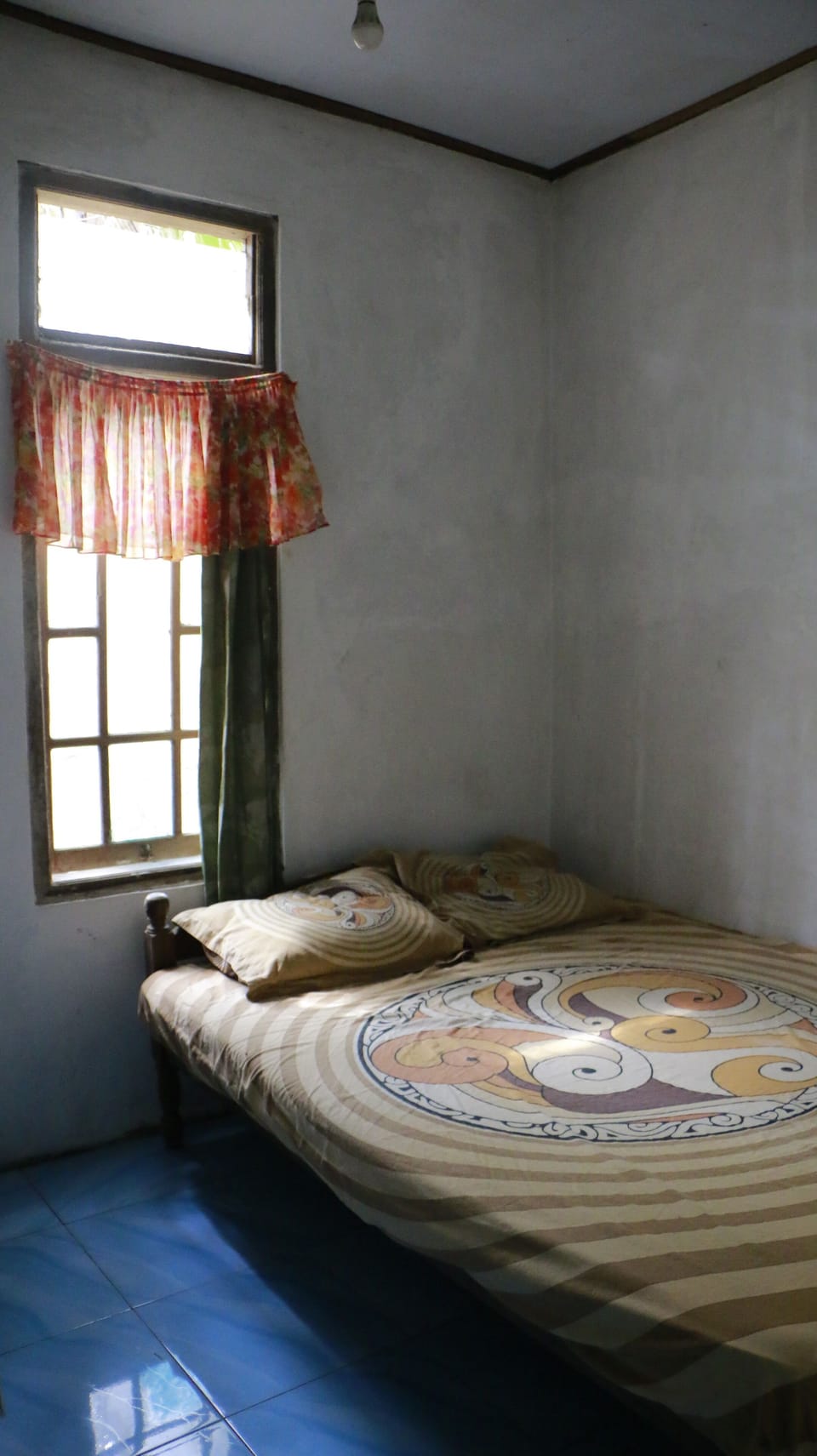 Desk, bed sheets