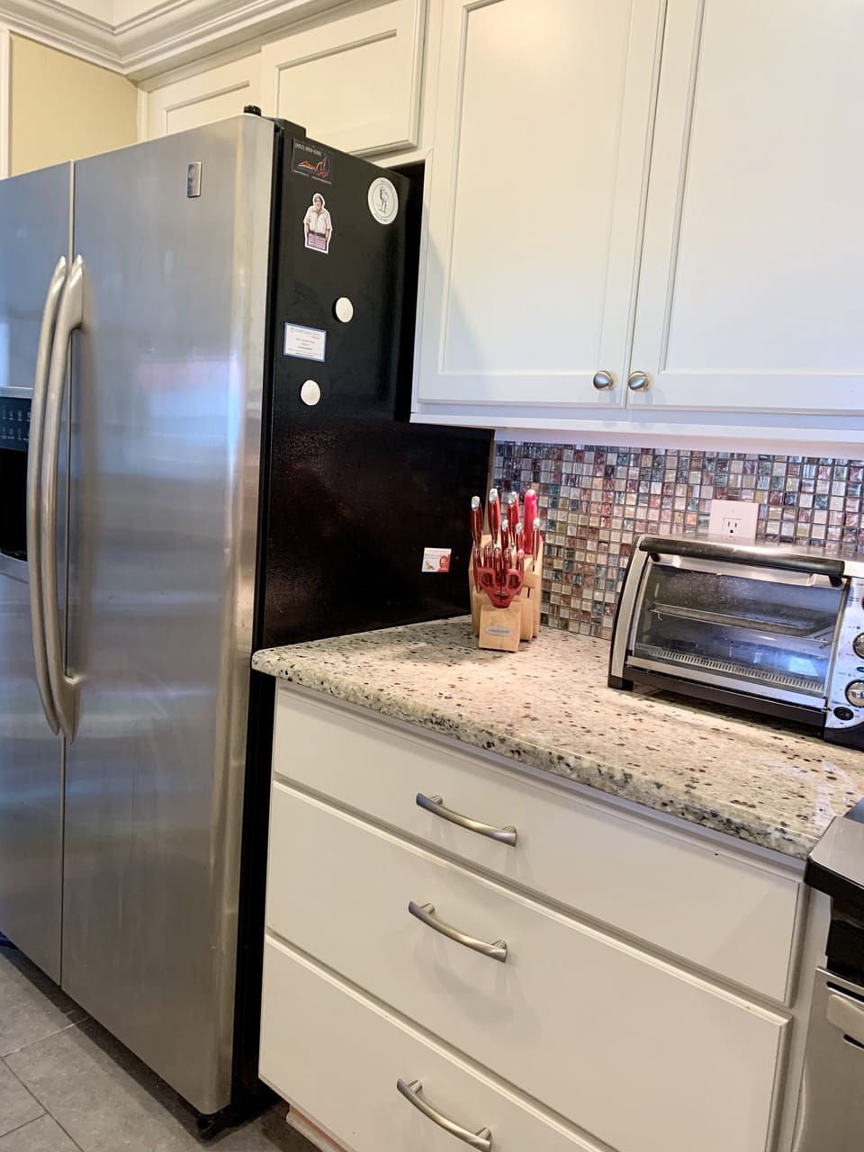 Kitchen has GE refrigerator with ice maker and purified drinking water system 
