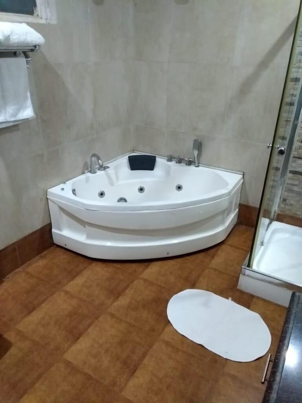 Suite | Bathroom | Shower, rainfall showerhead, towels