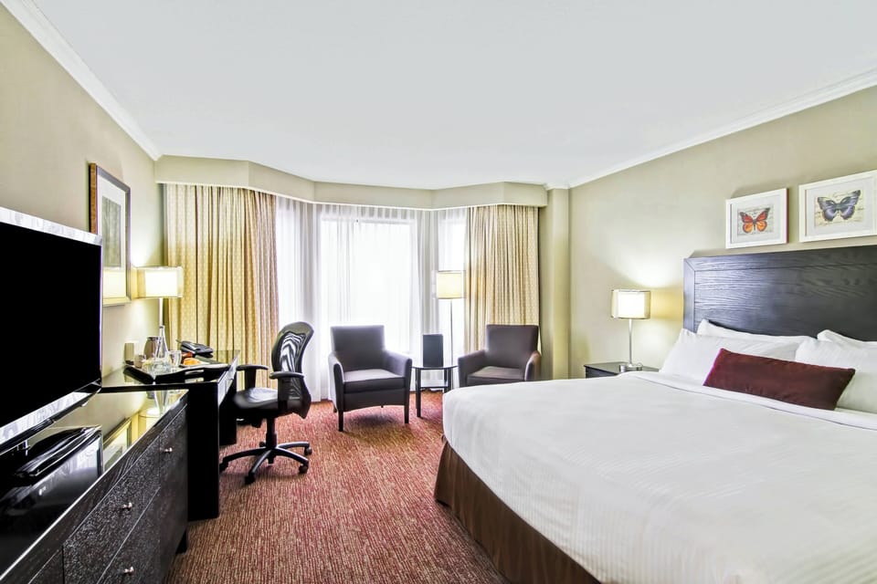 Premier Room, 1 King Bed | Premium bedding, in-room safe, desk, soundproofing