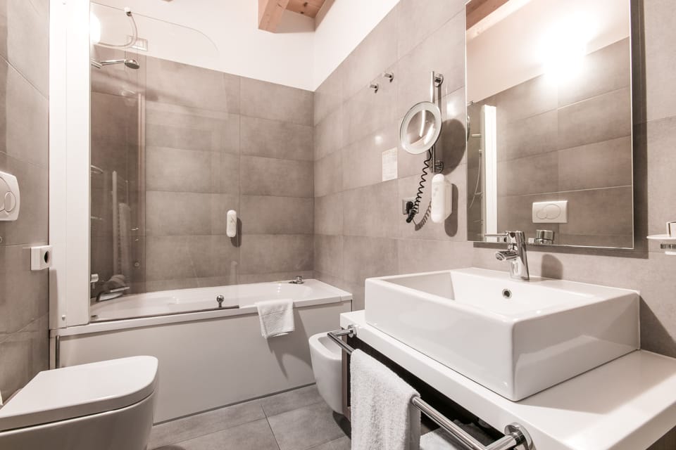 Double Room Single Use | Bathroom | Free toiletries, hair dryer, bidet, towels