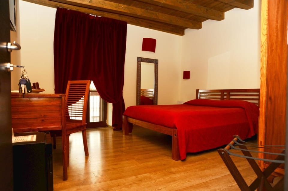 Minibar, desk, soundproofing, free cribs/infant beds