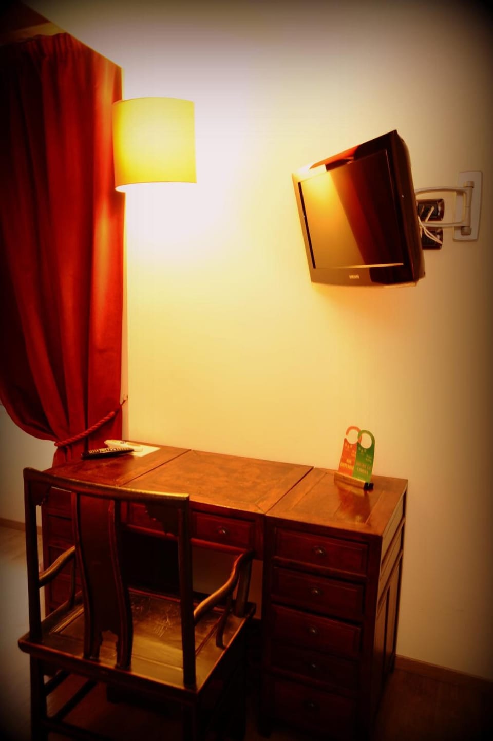Minibar, desk, soundproofing, cribs (free)