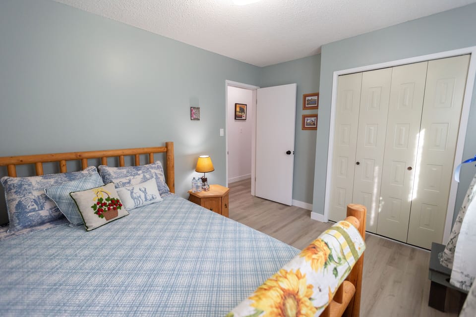 Queen size bed with a Perfect Sleeper mattress for a comfortable rest.
