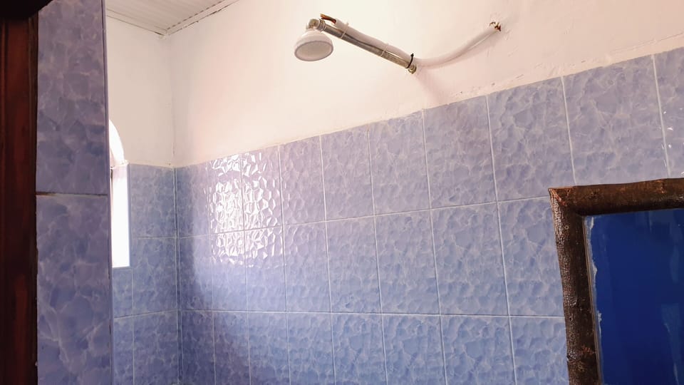 Deluxe Double Room, Balcony | Bathroom | Shower, rainfall showerhead, hair dryer, slippers
