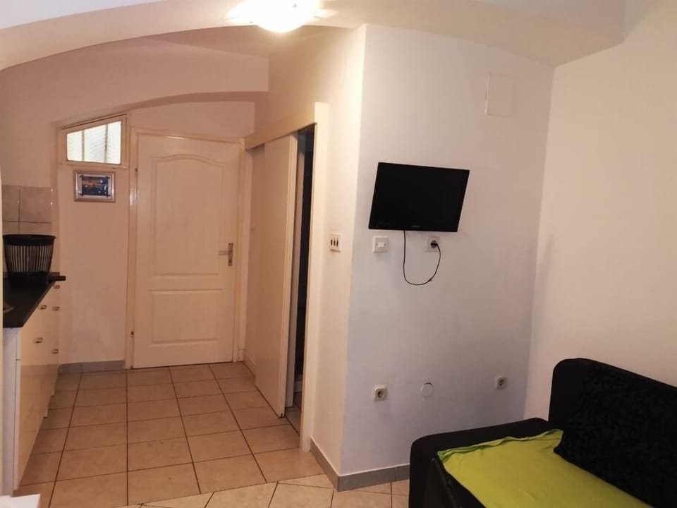 Apartment, 1 Bedroom | Private kitchenette | Fridge, stovetop, electric kettle, cookware/dishes/utensils