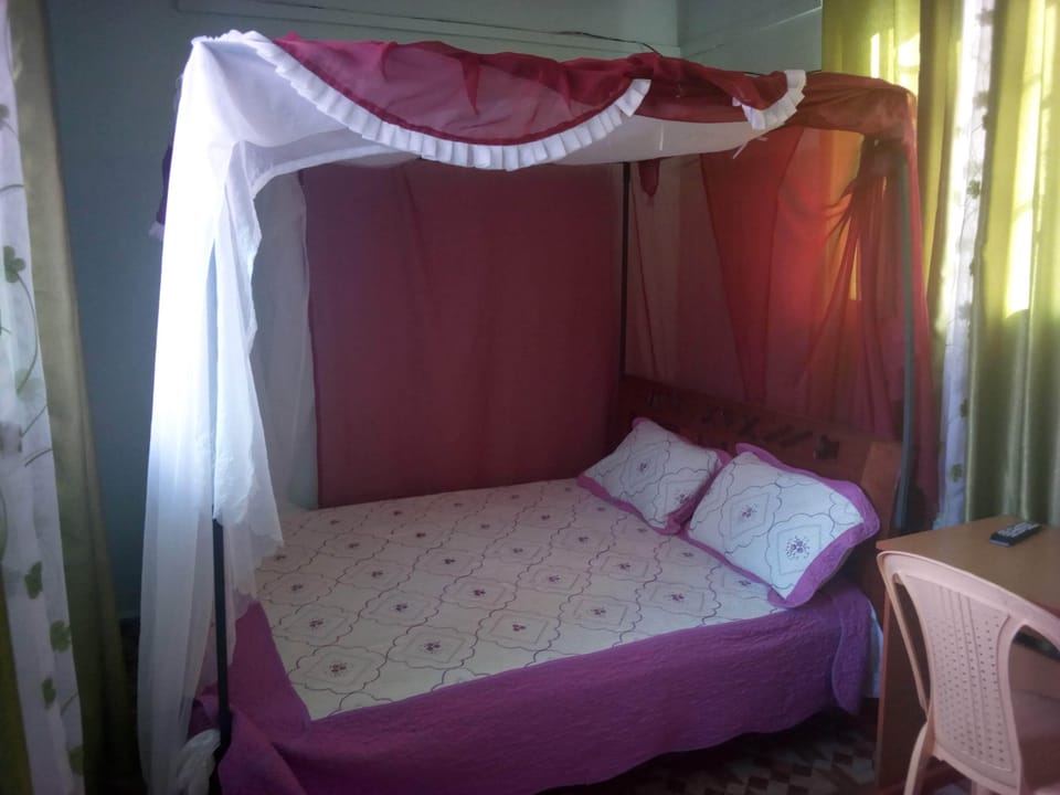 Double Room | Desk, bed sheets