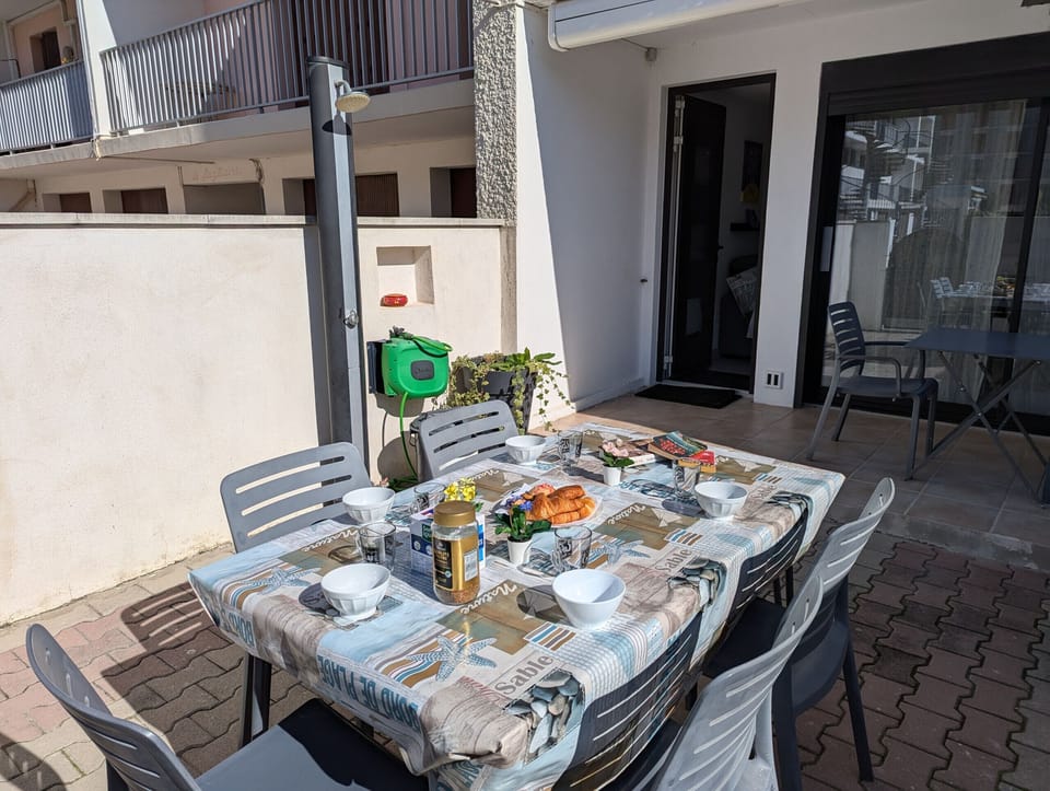 Beautiful and large terrace facing west, ideal for outdoor dining, with outdoor shower for beach returns 