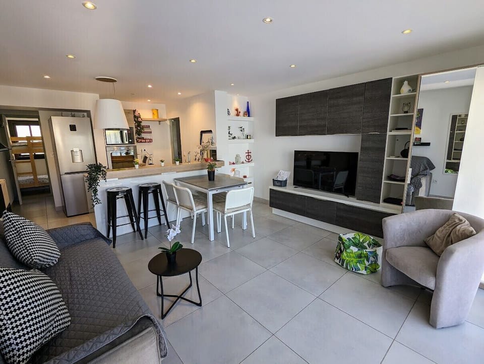 From the entrance of the accommodation, view of the living room and in the background the fully equipped American kitchen