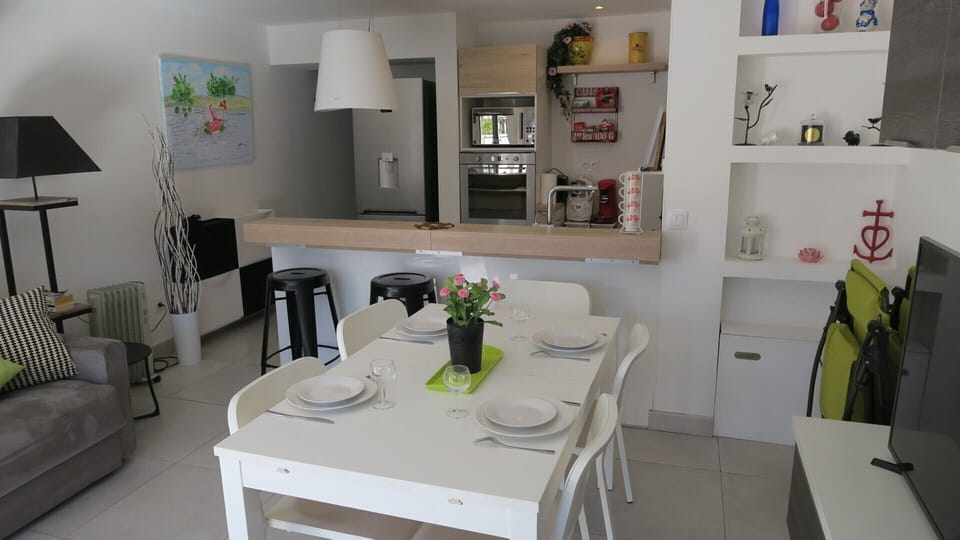From the entrance of the accommodation, view of the living room and in the background the fully equipped American kitchen.

