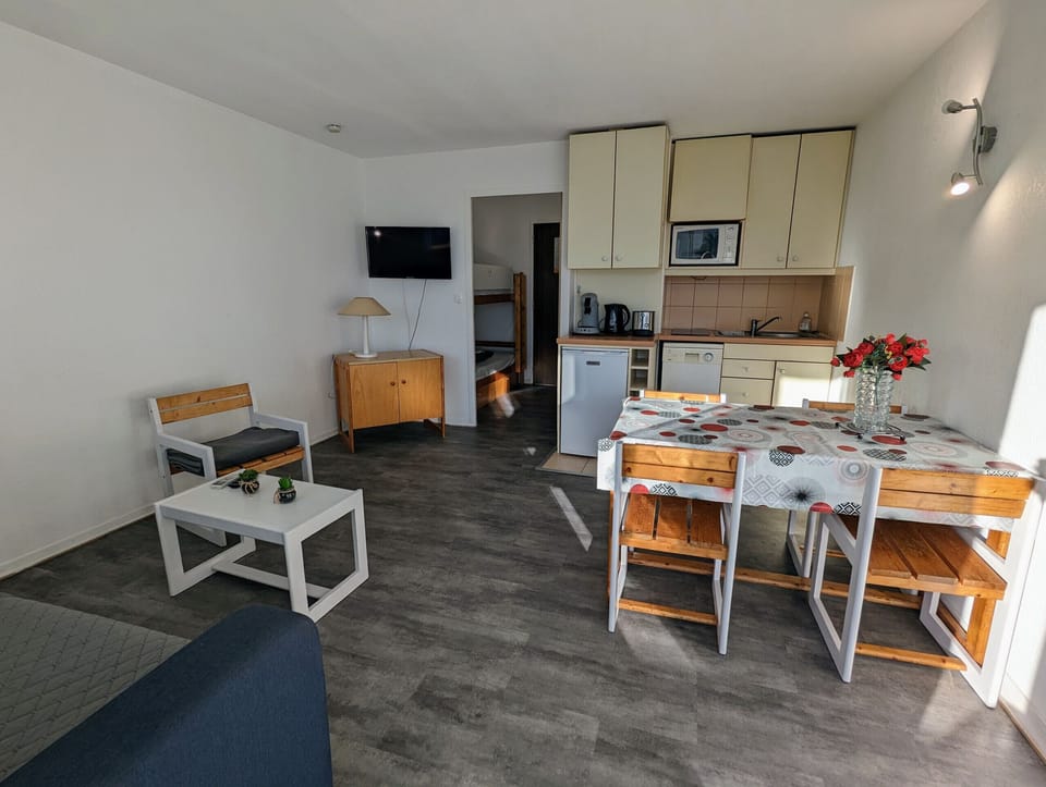 The main living room in studio park side with kitchenette