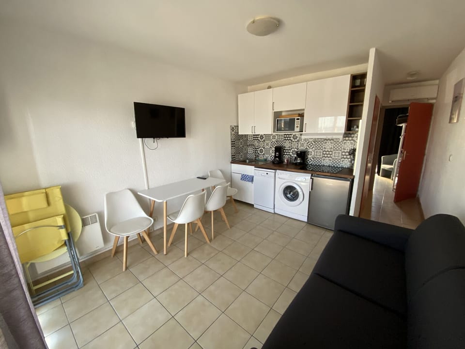 Spacious and bright living room with a dining area