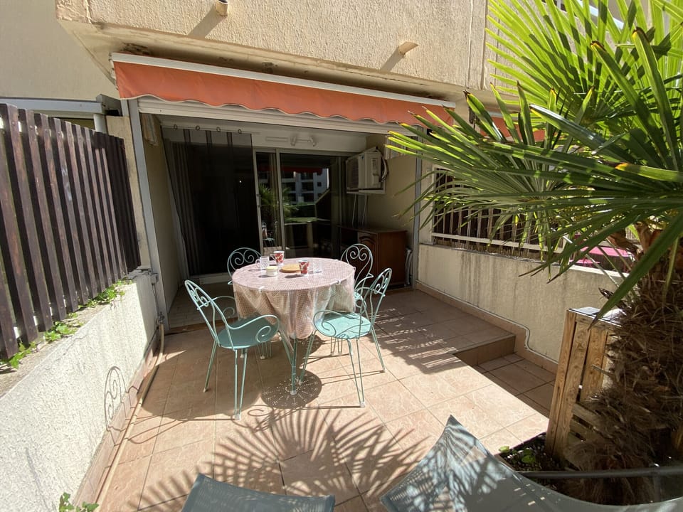 Pleasant quiet terrace facing the park