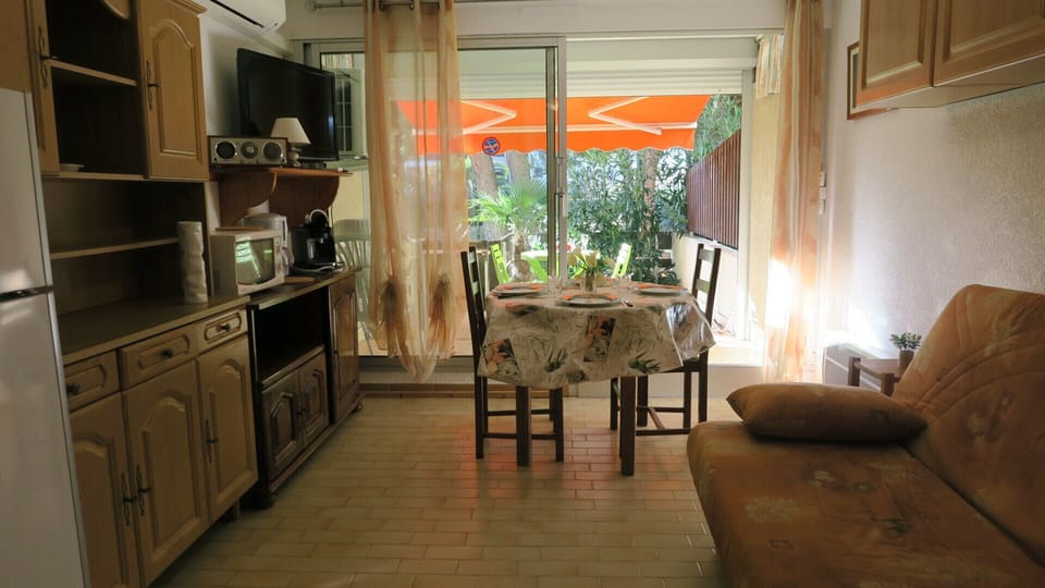 Living room with sofa convertible into a double bed, flat screen and air conditioning