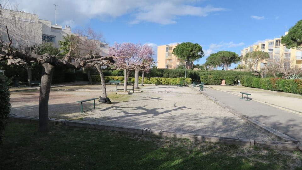The residence has two boules courts and a pleasant park for walks