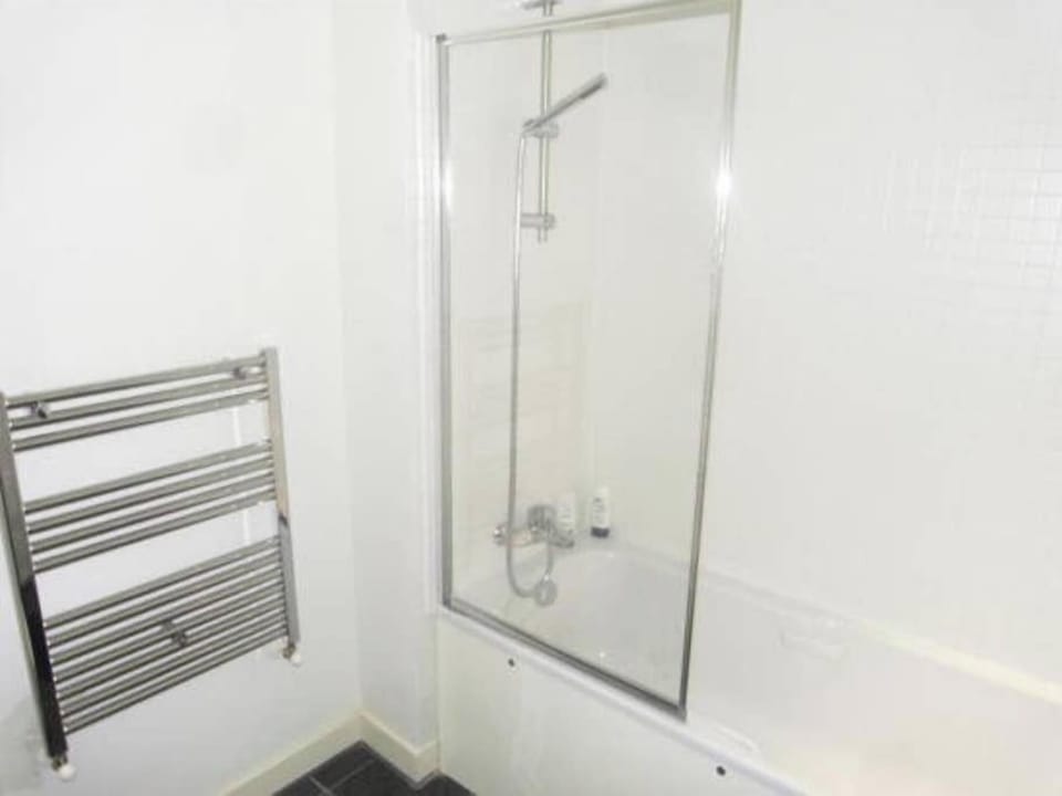 Main bathroom 2