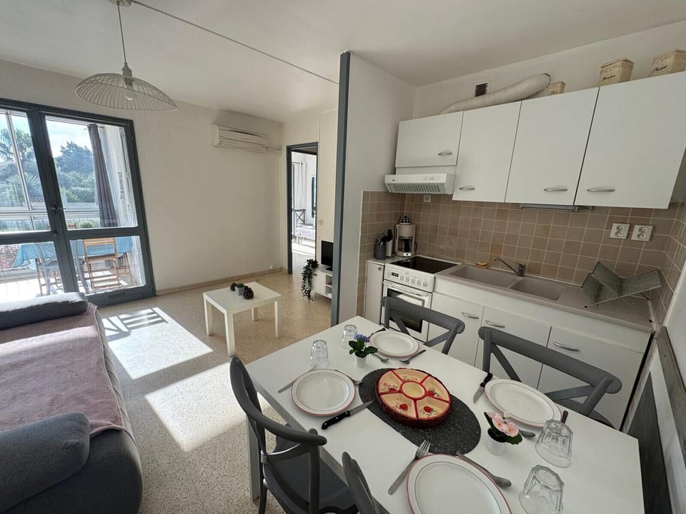 Fully equipped kitchen and dining room with all the necessary amenities: microwave, oven, refrigerator, hob, etc. This living space also includes a double sofa bed as well as a TV, providing a comfortable setting. It overlooks a closed loggia and the corridor.