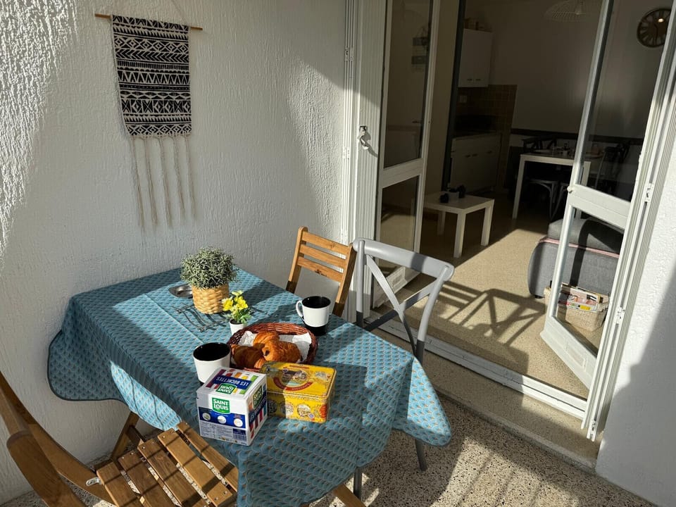Logia acristalada, con vistas a la sala de estar y bañada por la luz desde la mañana