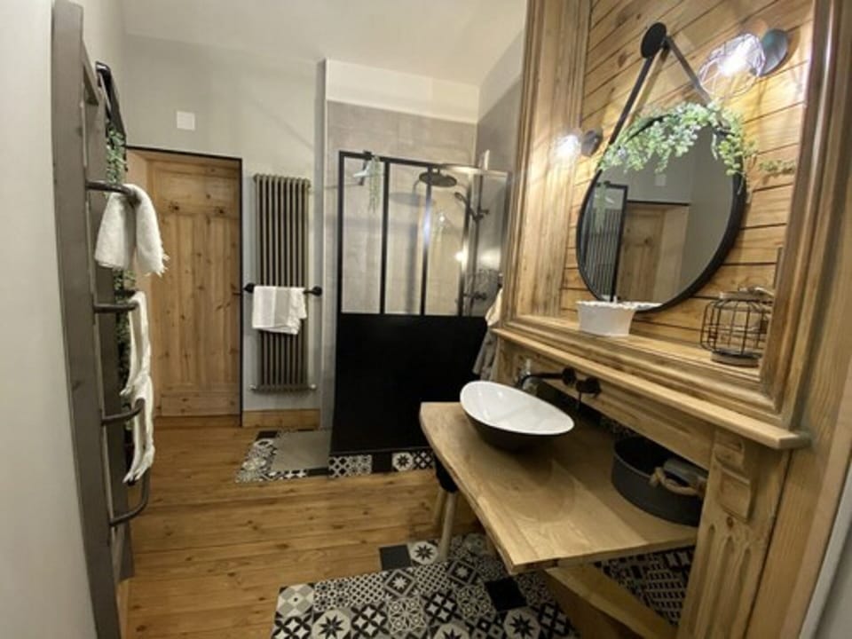 Family Room (L'Hortensia) | Bathroom sink