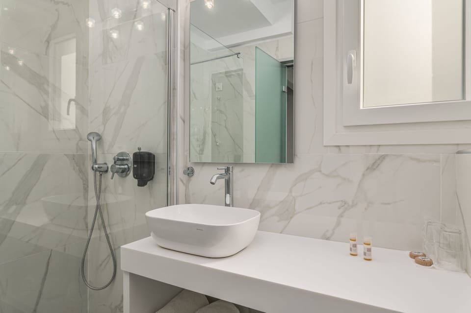 Exclusive Studio Suite (Swim up) | Bathroom | Hair dryer, towels, soap