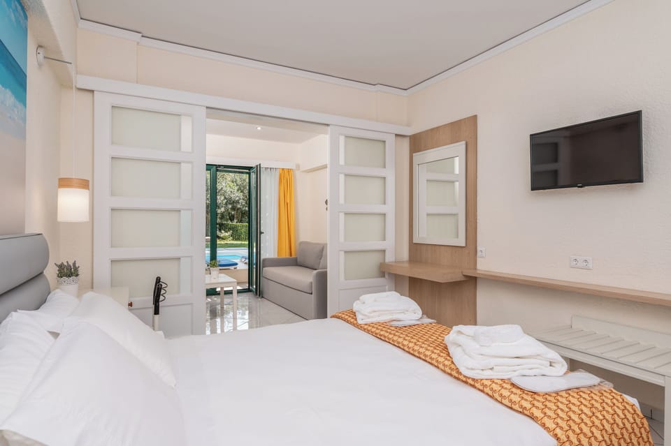 Exclusive Studio Suite (Swim up) | In-room safe, laptop workspace, blackout drapes, soundproofing