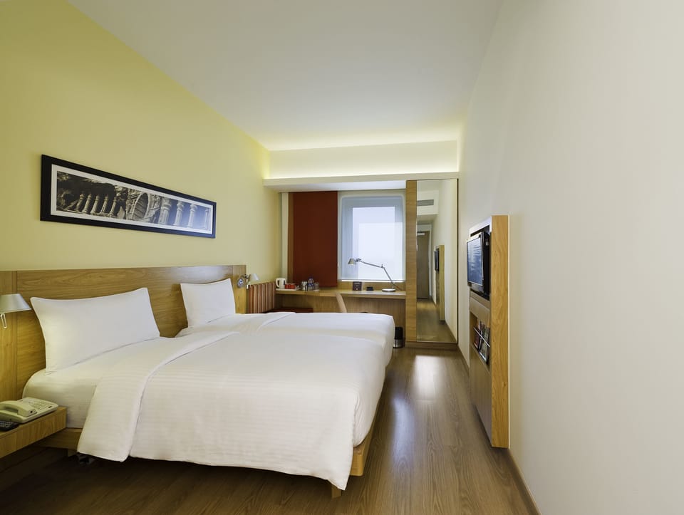Deluxe Twin Room | In-room safe, desk, laptop workspace, blackout drapes