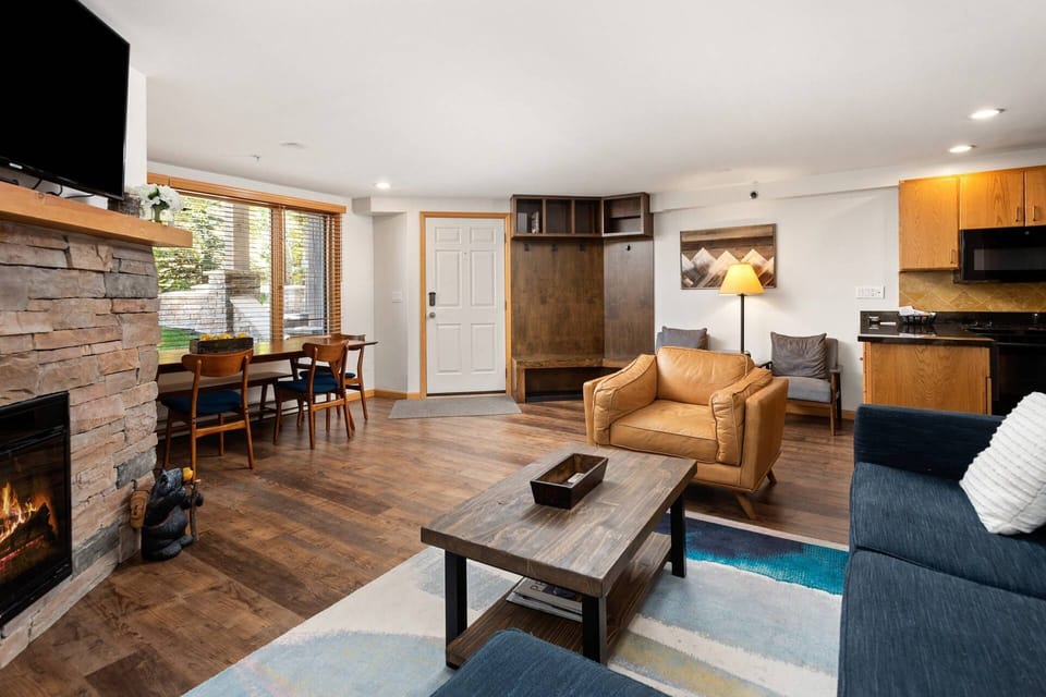 The open concept living space is carefully planned out to offer a comfortable space to enjoy your vacation time in Snowmass!