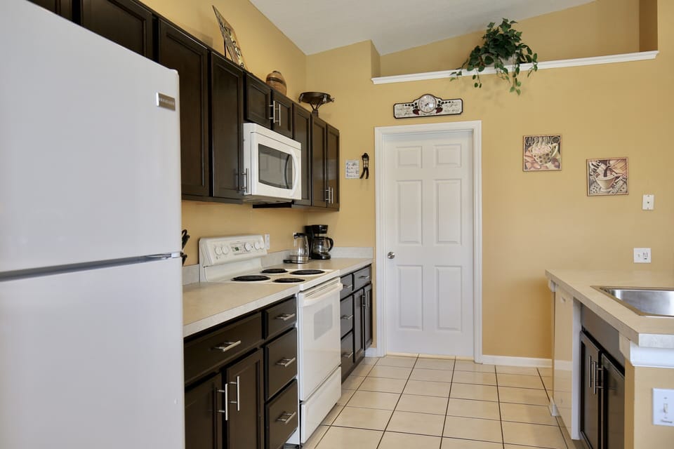 Full kitchen 